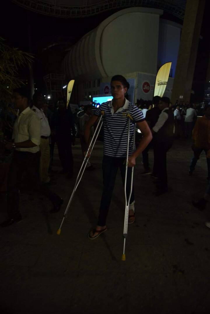 दरअसल पैरों में लगी चोट के बावजूद अर्जुन बैसाखी के सहारे बीबर के कंर्सट में पहुंचे.