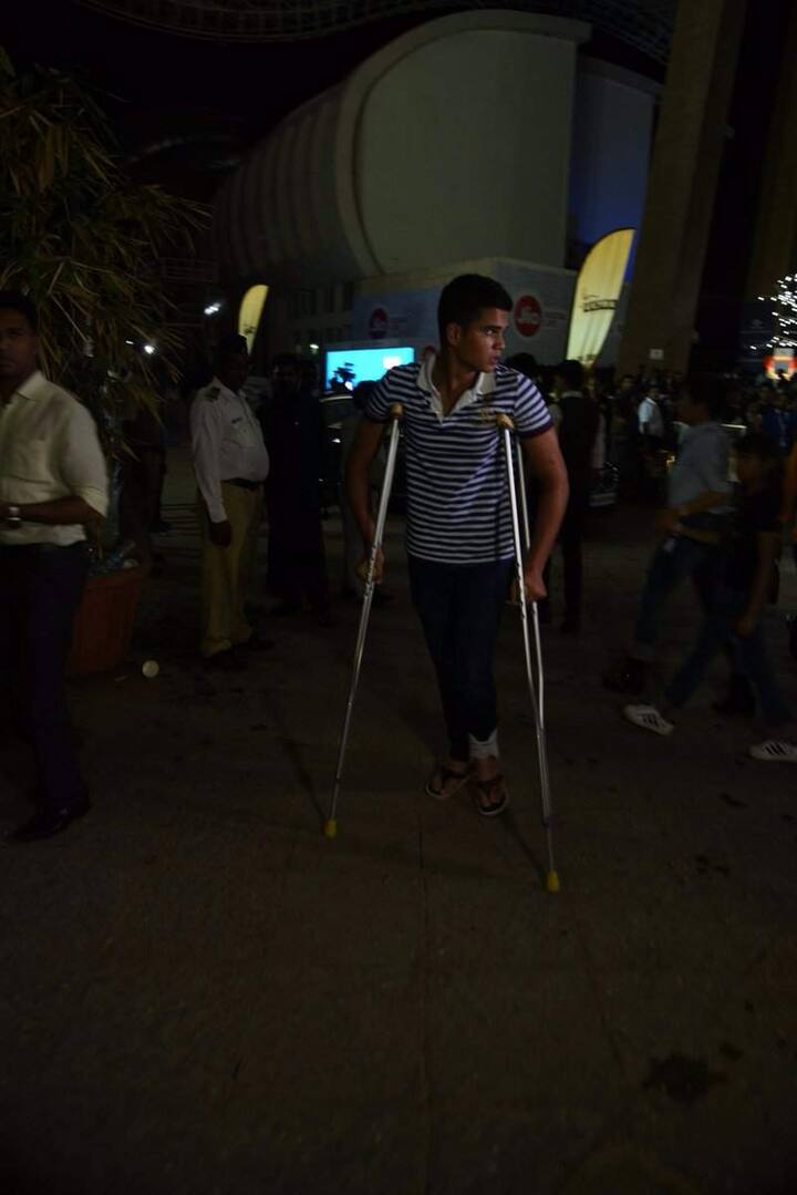 लेकिन आप दीवानगी के आलम का अंदाज़ा इस बात से लगा सकते हैं कि सचिन के बेटे ने भी ये कंसर्ट इस हाल में अटेंड किया.