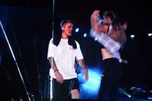 मुंबई में परफॉर्मेंस के दौरान इस डांसर के साथ खूब जमी बीबर की केमिस्ट्री!