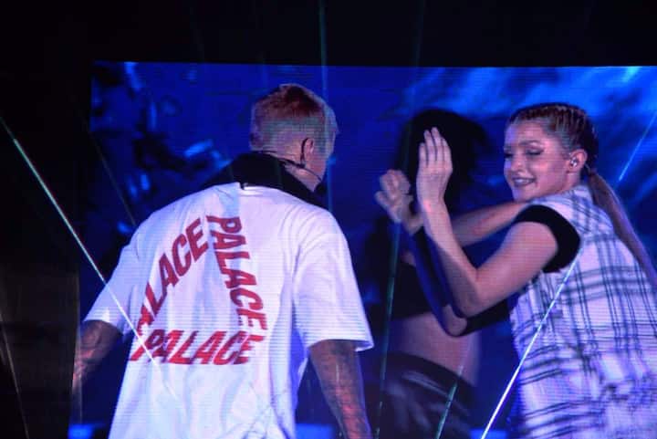 अगर आप उन्हें किसी तरह से भी कम आंक रहे हों तो बता दें कि क्रिकेट के भगवान सचिन का बेट उनके कंसर्ट को अटेंड करने के लिए बैसखी के सहारे पहुंचा.