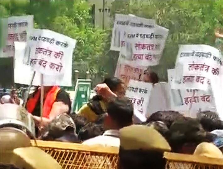 Live Aap Protest At Ec Office Over Evm Tampering EVM में गड़बड़ी को लेकर चुनाव आयोग के दफ्तर के बाहर आम आदमी पार्टी का प्रदर्शन