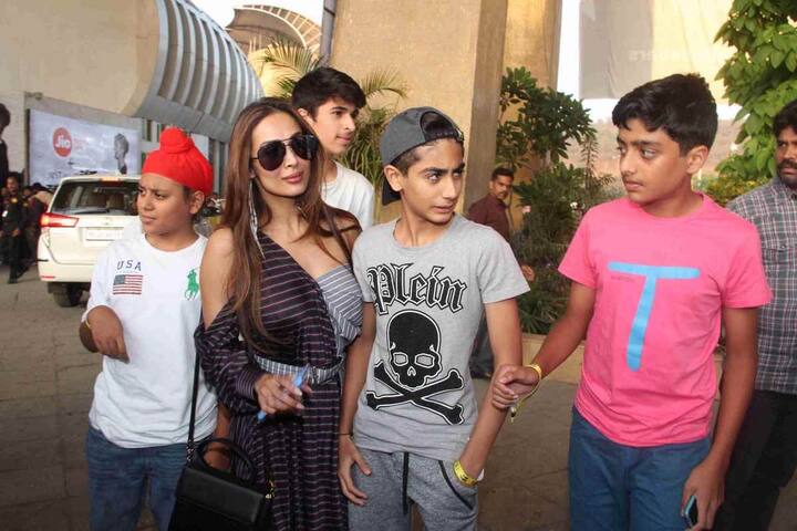 ये उनकी दीवानगी ही है कि तलाक की दहलीज़ पर खड़ा एक जोड़ा बाहों में बाहें डाले तस्वीरें खिंचना रहा है