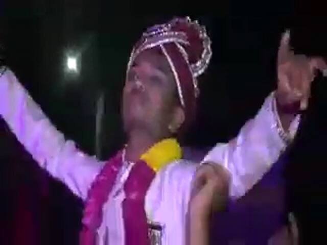 बारात जैसे -जैसे आगे बढ रही थी....दोस्त के कांधे पर झूमते सागर का उत्साह भी बढता जा रहा था....अपनी शादी के पलों को वो यादगार बना देना चाहता था.