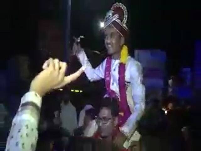 इन तस्वीरें में आप देख सकते हैं अपने एक दोस्त के कांधे पर सवार सागर कितना खुश है.