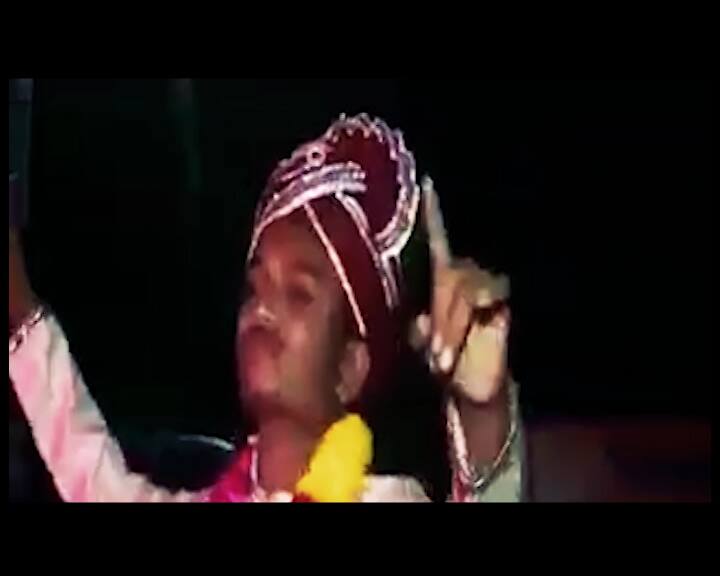 बारात धूमधाम से घर से निकली थी...बाराती काफी जोश के साथ डांस कर रहे थे...उनके साथ दूल्हा भी डांस कर रहा था...तभी हुआ कुछ ऐसा कि शादी से ठीक पहले मर गया दूल्हा...जानें क्या है दूल्हे के डेथ डांस की दास्तान ?