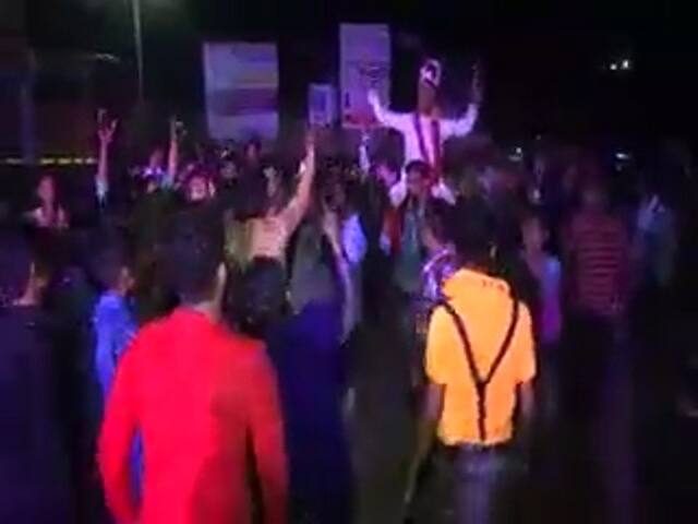 ढोल नगाडों के बीच सागर के दोस्त और रिश्तेदार झूम रहे थे....खुशी के इस मौके पर सागर को दोस्तों ने कांधे पर बिठा रखा था....बारात नाचते झूमते आगे बढ रही थी.