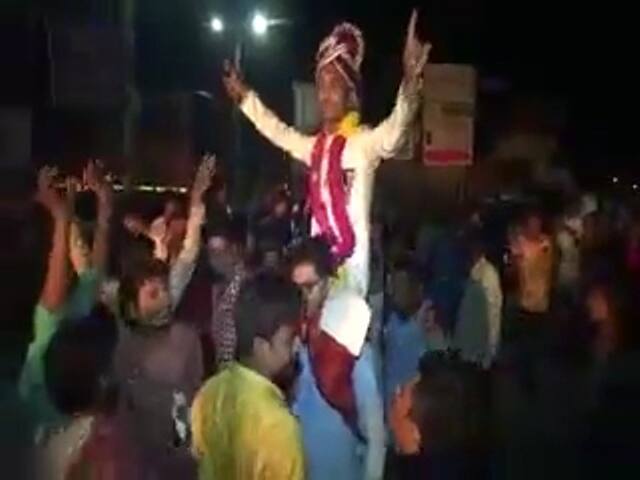 तस्वीरें वडोदरा के रणोली गांव की हैं जहां सागर सोलंकी नाम के इस नौजवान की जब बारात निकली तो देखने वाले देखते रह गए.