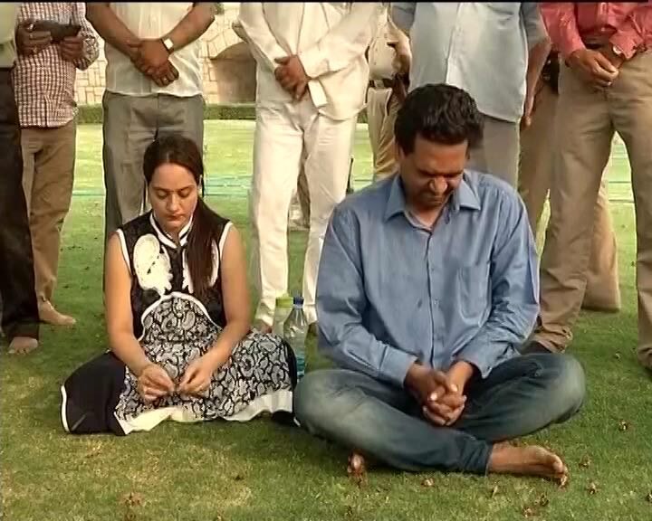 Kapil Mishra Cry Out Rajghat Between Hunger Strike तीन दिन से अनशन पर बैठे कपिल मिश्रा राजघाट पहुंच कर फूट-फूट कर रोए