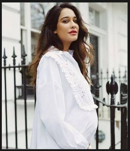 पिछले साल अक्टूबर में एक्ट्रेस ने अपने पुराने दोस्त डीनो लालवानी के साथ शादी रचाई थी.