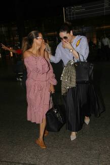 एयरपोर्ट पर हंसी-ठिठोली करती दिखीं करीना और अमृता अरोड़ा