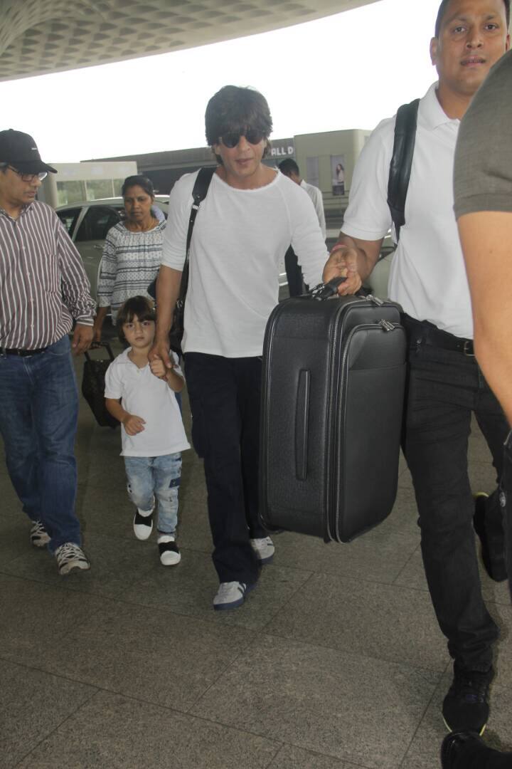 अमूमन शाहरुख अबराम को मीडिया की लाइमलाइट में बनाए रखते हैं. 