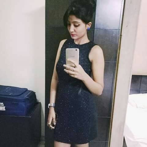 इंदौर में 23 साल की अनामिका की संदिग्ध हालत में मौत हो गई है. अनामिका मॉडलिंग करती थीं और किसी जॉब की तलाश में कल इंटरव्यू देनें घर से निकली थीं. मगर इंटरव्यू देने के बजाय वह अपनें दोस्त धीरज शर्मा के फ्लैट पर पहुंच गईं. धीरज के साथ उसके तीन दोस्त और भी फ्लैट पर ही रुके थे.