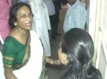 इलाहाबाद: हेल्थ सेंटर का औचक निरीक्षण, गंदगी देख महिला डॉक्टर पर भड़कीं कैबिनेट मंत्री