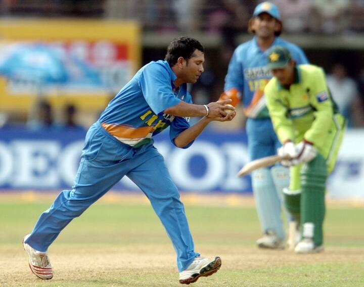 इस लिस्ट में सबसे ज्यादा चौंकाने वाला नाम सचिन तेंदुलकर का है. तेंदुलकर ने चैम्पियंस ट्रॉफी में साल 1998 से 2009 के बीच 16 मैच खेले हैं. इन मैचों में उन्होंने 14 विकेट हासिल किए. तेंदुलकर का इकोनॉमी रेट 4.73 का रहा है.