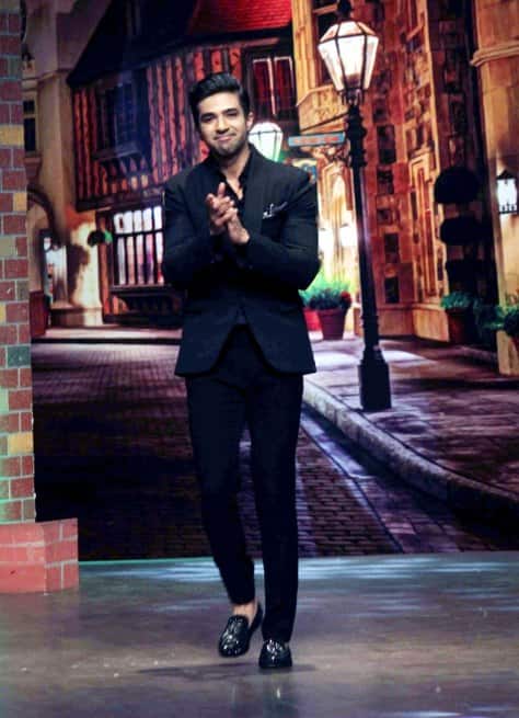 साकिब के ऊपर भी काले रंग का सूट बेहद जच रहा था.