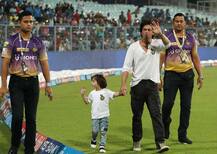 KKRvsMI: शाहरुख खान और बेटे अब्राम ने ईडन गार्डन्स में जीता दर्शकों का दिल, देखें तस्वीरें