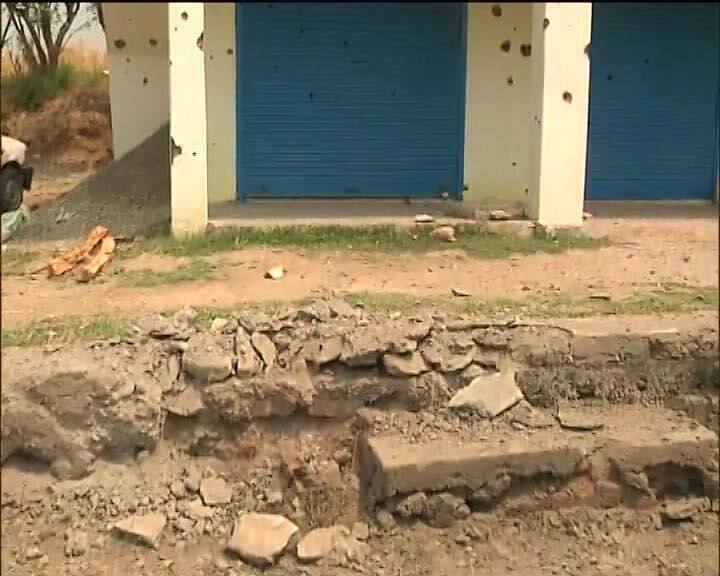 5. सड़क पर गिरा मोर्टार : पाकिस्तान ने करीब 100 मोर्टार दागे. कुछ घरों पर गिरे तो कुछ ने सड़कों पर तबाही मचा...आगे देखिए...