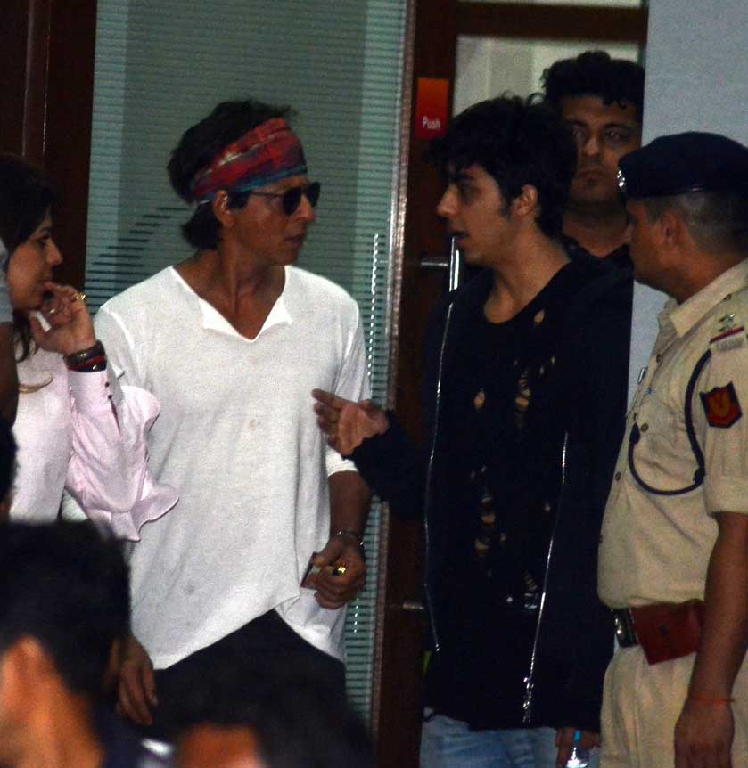 मुंबई एयरपोर्ट पर बेटे अबराम और आर्यन के साथ कैमरे में कैद हुए शाहरूख खान, देखें PICS
