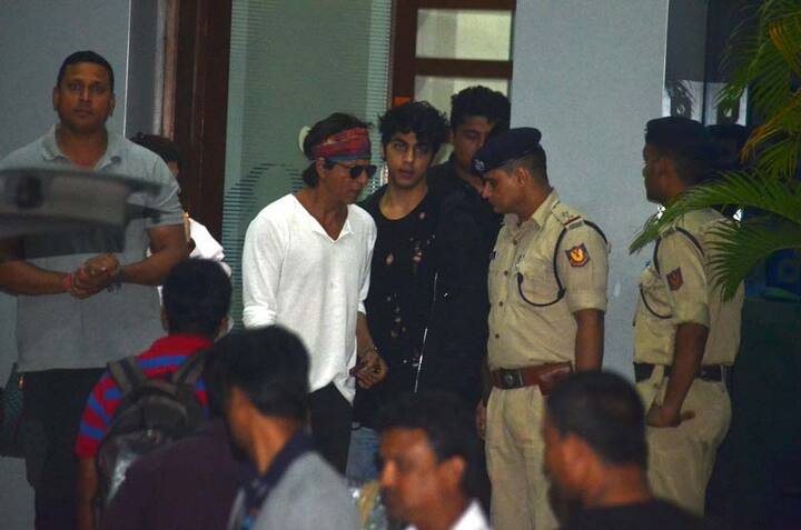 ऐसा कम ही होता है कि शाहरूख अपने दोनों बेटों के साथ कैमरे में कैद हों.