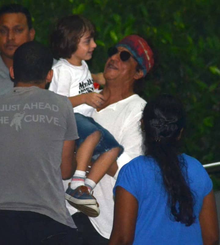 कल मुंबई एयरपोर्ट पर अबराम पापा की गोद में कुछ यूं मुस्कुराते नज़र आए.