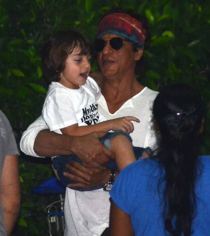 जाते समय अबराम और शाहरूख की तस्वीरें तो हमने आपको पहले ही दिखा दी थीं.