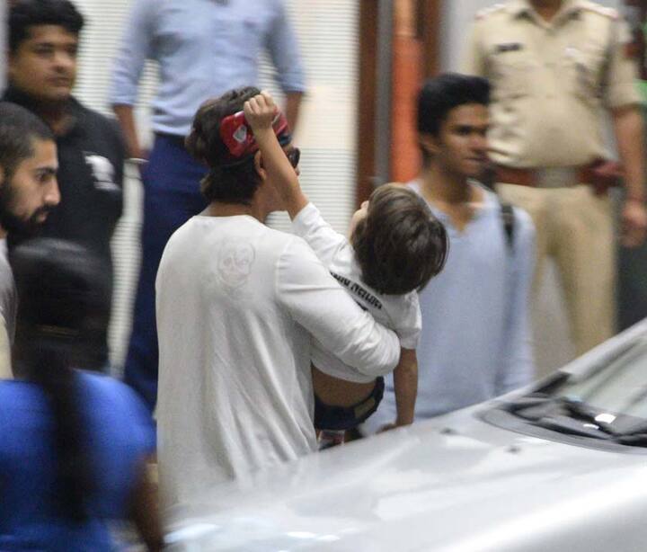 अबराम तो ऐसे स्टार किड हैं कि उन्हें अब कैमरे से डर नहीं लगता बल्कि वो तो पोज देते भी नज़र आते हैं.