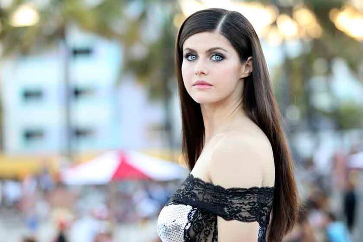 बता दें कि ‘बेवॉच’ 1990 के मशहूर टीवी धारावाहिक का संस्करण है. (Photo: AP)