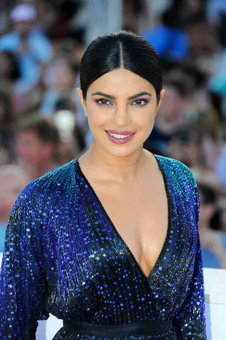 प्रियंका चोपड़ा यहां डार्क ब्लू गाउन में पहुंची. 