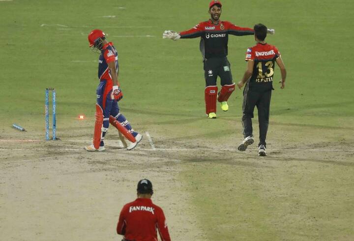 रविवार रात खेले गए मुकाबले में आरसीबी ने दिल्ली को 10 रनों से हरा दिया. ये मुकाबला दोनों टीमों का आईपीएल 10 में आखिरी मुकाबला था.