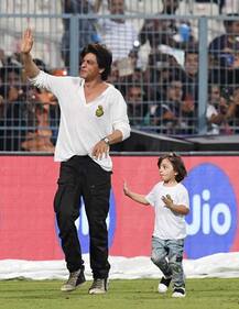  कोलकाता के होटल में खेलते हुए नज़र आए अबराम, तस्वीर हो रही है वायरल, यहां देखें 