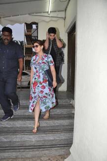 कैमरे को देखकर खफा हुई अक्षय कुमार एंड फैमिली!