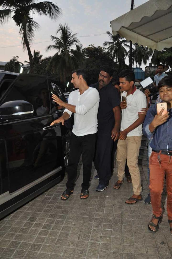 कैमरा देखकर उन्होंने अपना चेहरा बना लिया और मुंह फेर लिया.