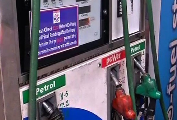 Petrol Price Cut By Rs 2 16 Per Litre Diesel By Rs 2 10 Per Litre खुशखबरीः पेट्रोल 2.16 रुपये, डीजल 2.10 रुपये प्रति लीटर सस्ता हुआ