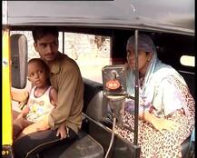 पत्नी के हाथ-पैर हैं बेजान इसलिए ये ऑटो ड्राइवर निभा रहा मां-बाप दोनों की जिम्मेदारी