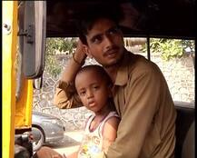 पत्नी के हाथ-पैर हैं बेजान इसलिए ये ऑटो ड्राइवर निभा रहा मां-बाप दोनों की जिम्मेदारी