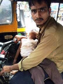 पत्नी के हाथ-पैर हैं बेजान इसलिए ये ऑटो ड्राइवर निभा रहा मां-बाप दोनों की जिम्मेदारी