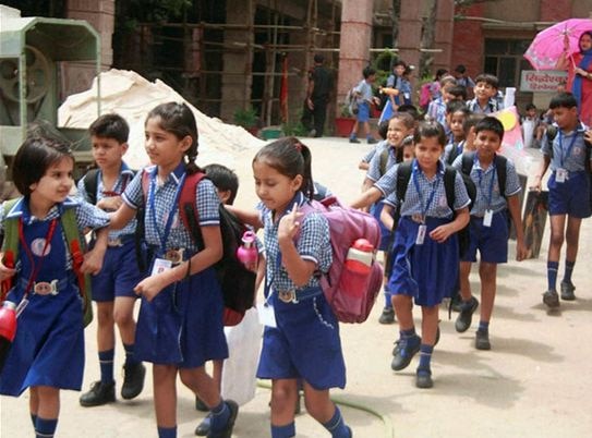 Embarrassing: 88 girls of this school forced teachers to wear clothes शर्मनाकः इस स्कूल की 88 लड़कियों को टीचर्स ने कपड़े उतारने पर किया मजबूर