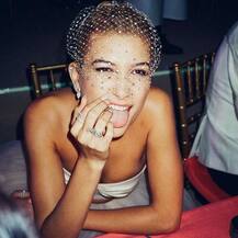 हैरतअंगेज! अपने खून से बना फेस क्रीम लगाती है ये मॉडल