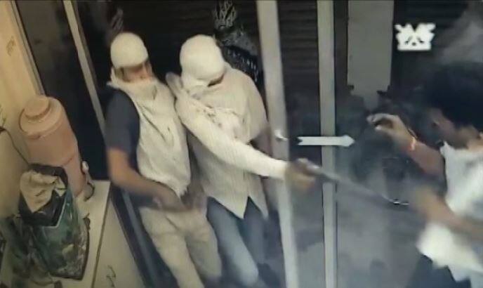 मथुरा लूट कांड : सीसीटीवी जारी कर सोशल मीडिया पर मदद मांग रही पुलिस Update In Mathura Loot Case मथुरा लूट कांड : सीसीटीवी जारी कर सोशल मीडिया पर मदद मांग रही पुलिस