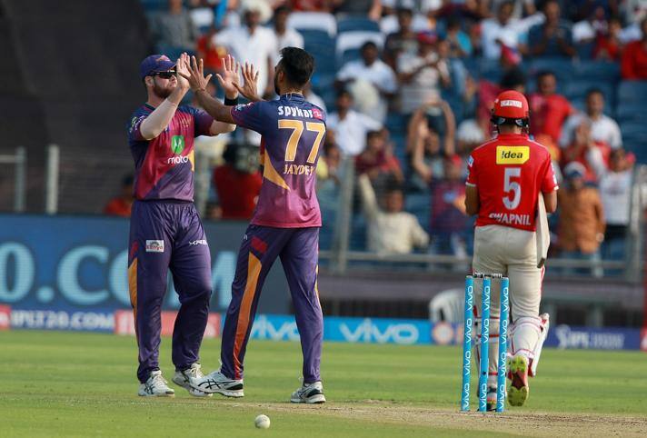 वहीं डेथ ओवर्स में भले ही मुंबई के बुमराह ने सनसनी मचाई हो लेकिन इस लिस्ट को टॉप किया है हैदराबाद के गेंदबाज़ भुवनेश्वर ने. लेकिन यहां पुणे के लिए अच्छी खबर सामने आई है. पुणे के स्टार गेंदबाज़ जयदेव उनादकटड डेथ ओवर्स में दूसरे सबसे ज्यादा विकेट लेने वाले गेंदबाज़ है. जो आज अपना जलवा दिखा सकते हैं.