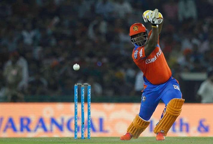 वहीं इस लिस्ट में 92 छक्कों के साथ गुजरात लायंस की टीम है. जो कि पहले ही आईपीएल 10 में खिताब की रेस से बाहर हो चुकी है.