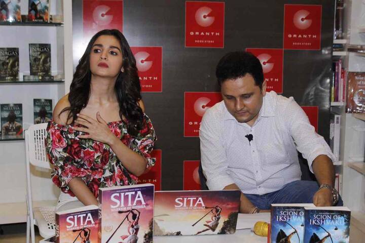 तस्वीरों में आप डियर ज़िंदगी की अदाकारा आलिया भट्ट को देख सकते हैं.