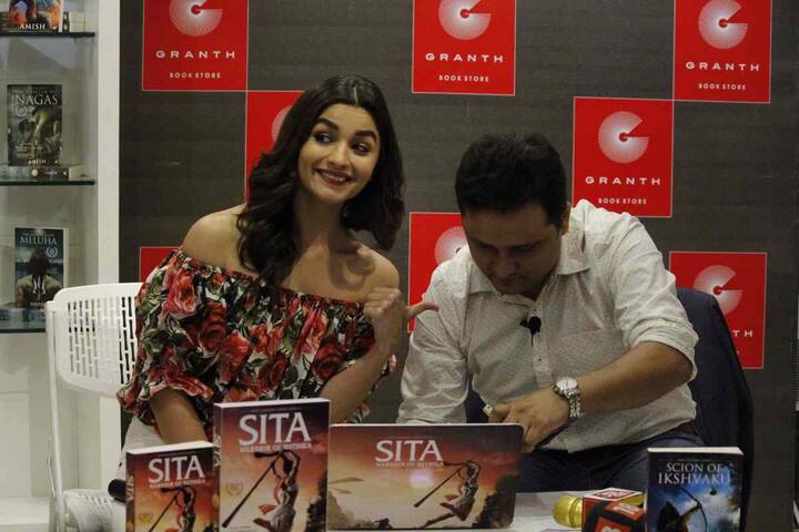 उनकी भगवान शिव पर लिखी गई किताबें बेहद सफल रही हैं.