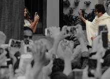 अपने फैंस से मिले बीग बी, कैमरे में पिता को कैद करती श्वेता की तस्वीर वायरल