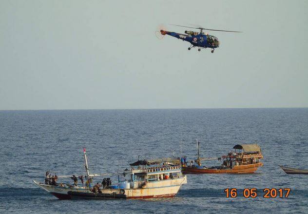 देश से करीब 3 हज़ार किलोमीटर दूर भारतीय नौसेना ने दिखाया ऐसा साहस कि दुम दबाकर भागे समुद्री लुटेरे! Indian Navy Foils Piracy Attempt Rescues Liberian Ship In The Gulf Of Aden 2 देश से करीब 3 हज़ार किलोमीटर दूर भारतीय नौसेना ने दिखाया ऐसा साहस कि दुम दबाकर भागे समुद्री लुटेरे!