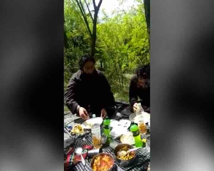 New Video Of Militants From South Kashmir कश्मीर: जंगल में खाना खाते आतंकियों का वीडियो सामने आया