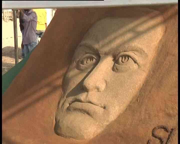 ...और इस तरह से 'रेत' के बन गए आमिर खान! Sudarsan Pattnaik Creates Sand Art Of Aamir Khan ...और इस तरह से 'रेत' के बन गए आमिर खान!