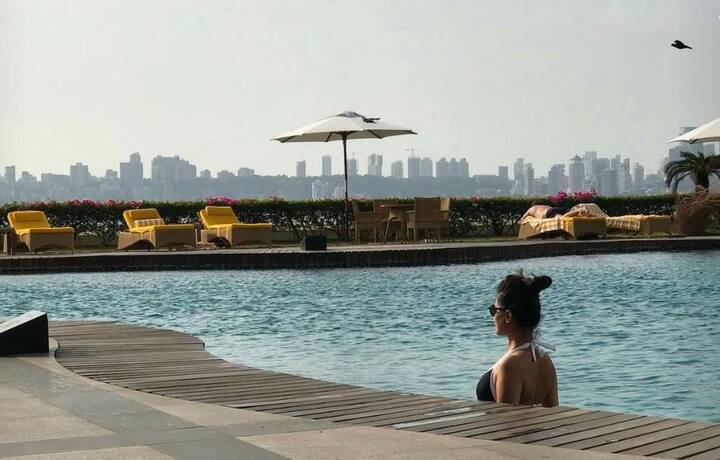 शेयर की गई तस्वरों में अनीता पूल में मस्ती करती हुई नज़र आ रही हैं.
