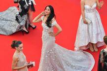 Cannes 2017: अपने फेवरेट डिज़ाइनर की ड्रेस में रेड कार्पेट पर चलीं मल्लिका!