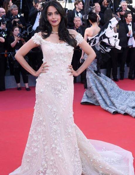 Georges Hobeika उनके फेवरेट डिज़ाइनर हैं. देखें मल्लिका की कांस वाली वीडियो